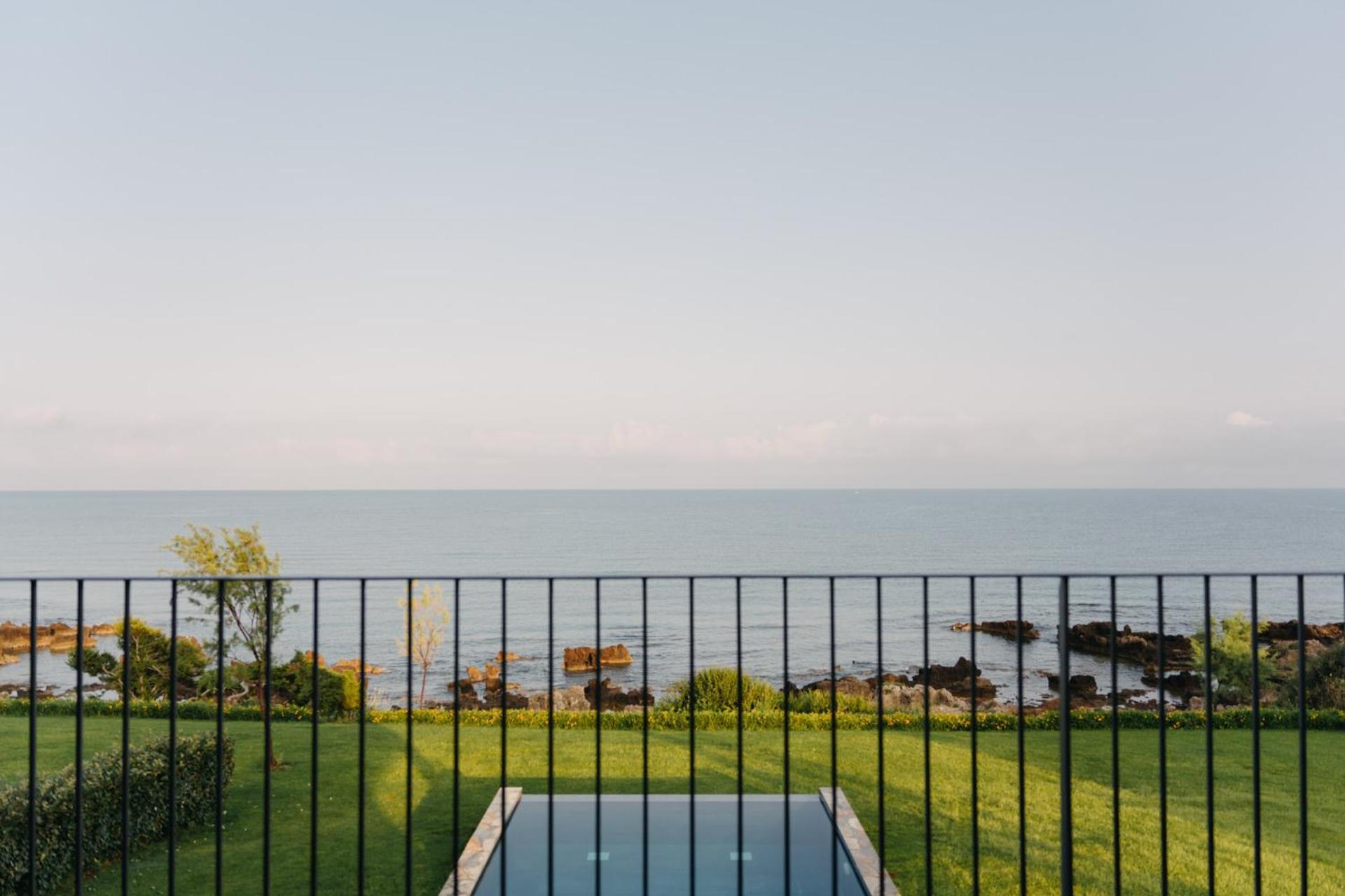 Real Life Homes Luxurious Seafront Each With Their Own Private Pools Villa