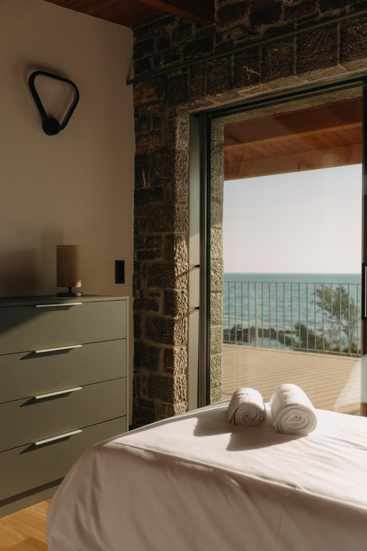 Real Life Homes Luxurious Seafront Each With Their Own Private Pools Вилла *